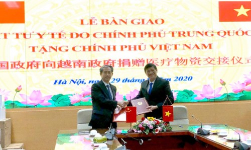 China presents 320,000 medical masks to Vietnam - ảnh 1