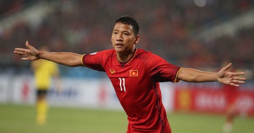 Vietnamese footballers assist flood victims - ảnh 1
