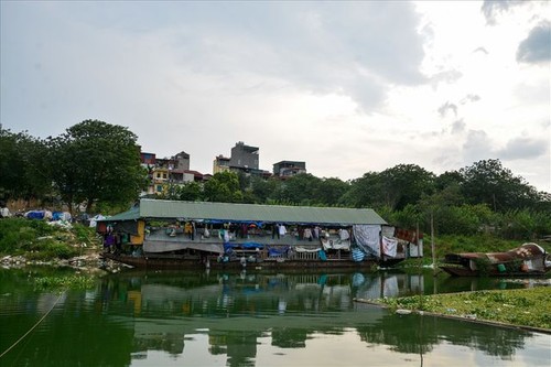 Life on Hanoi's floating guesthouse - ảnh 1