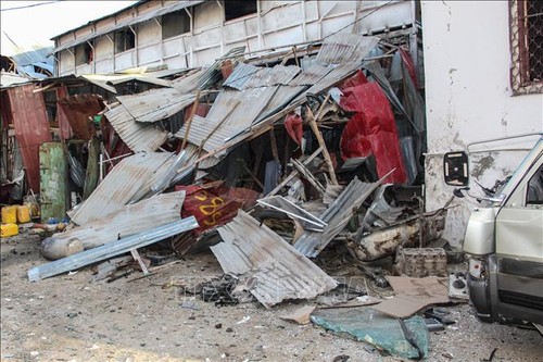 Car bomb blast kills at least 20 people in Somalia - ảnh 1