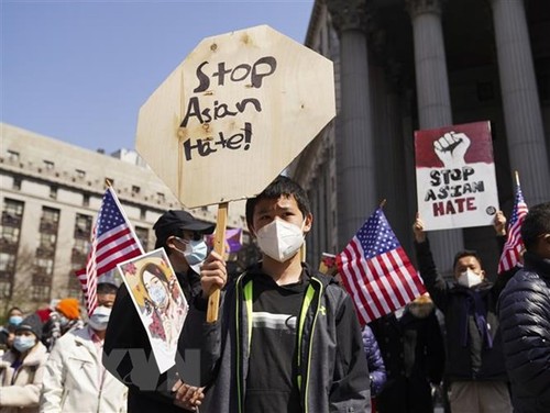 US Senate passes bill to fight anti-Asian hate crimes - ảnh 1