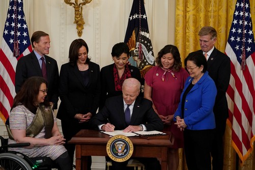 US President signs anti-Asian hate crimes bill into law - ảnh 1