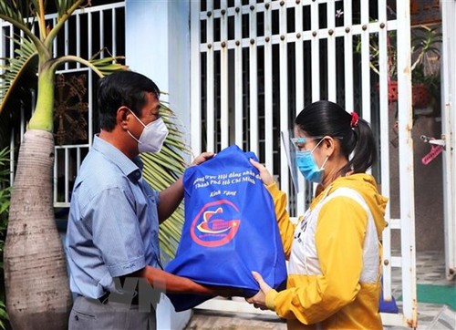 10,000 gift packages given to needy workers in HCM City - ảnh 1