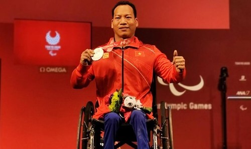 Powerlifter Le Van Cong wins silver at Tokyo 2020 Paralympics - ảnh 1