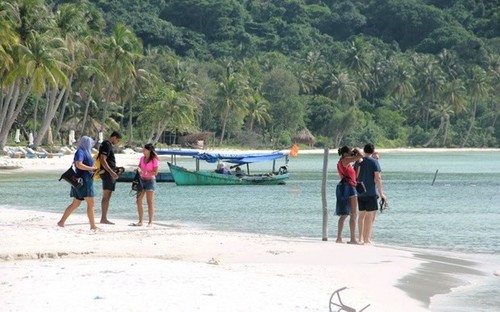 Plan to welcome back foreign visitors to Phu Quoc remains unchanged - ảnh 1