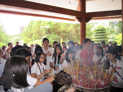 Thanh thiếu niên kiều bào dâng hương tại tượng đài Ngã ba Đồng Lộc - ảnh 1