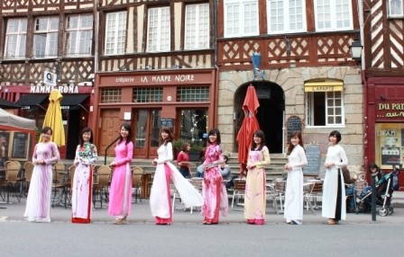 Nữ sinh Việt duyên dáng áo dài trên đất Rennes, Pháp - ảnh 6