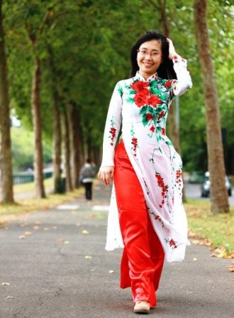 Nữ sinh Việt duyên dáng áo dài trên đất Rennes, Pháp - ảnh 9