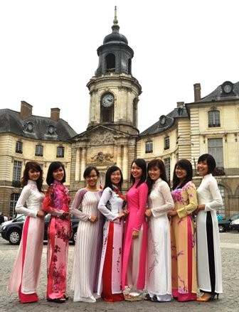 Nữ sinh Việt duyên dáng áo dài trên đất Rennes, Pháp - ảnh 1