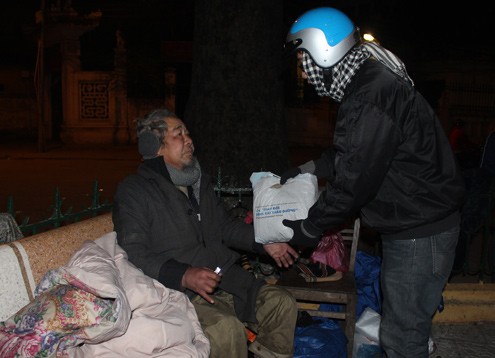 Thâu đêm đem đồ ăn, chăn ấm tặng người vô gia cư - ảnh 2