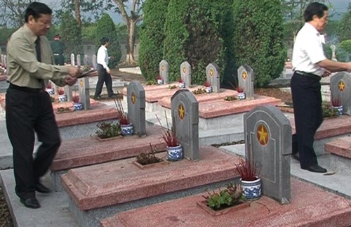 Dâng hương tưởng niệm, tri ân các anh hùng liệt sỹ đã hy sinh vì sự nghiệp giải phóng dân tộc - ảnh 2