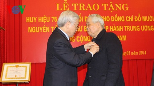  Trao tặng Huy hiệu 75 năm tuổi Đảng cho nguyên Tổng Bí thư  Đỗ Mười  - ảnh 2
