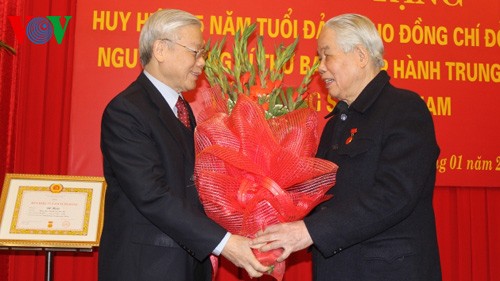  Trao tặng Huy hiệu 75 năm tuổi Đảng cho nguyên Tổng Bí thư  Đỗ Mười  - ảnh 1