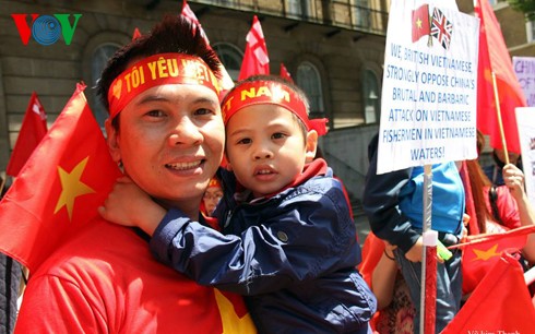 Người Việt tại Anh xuống đường biểu tình phản đối Trung Quốc - ảnh 3