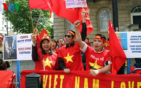 Người Việt tại Anh xuống đường biểu tình phản đối Trung Quốc - ảnh 1