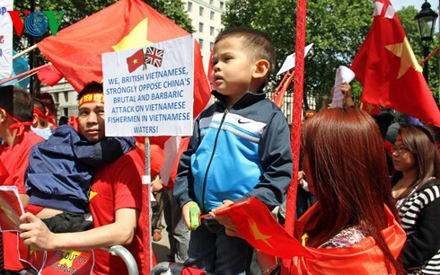 Người Việt tại Anh xuống đường biểu tình phản đối Trung Quốc - ảnh 6