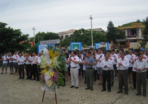 Các đại biểu thanh niên kiều bào tham dự Trại hè Việt Nam 2014 thăm đảo Lý Sơn - ảnh 2