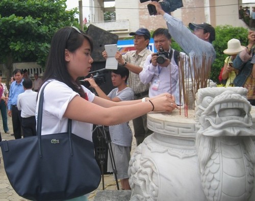 Các đại biểu thanh niên kiều bào tham dự Trại hè Việt Nam 2014 thăm đảo Lý Sơn - ảnh 3