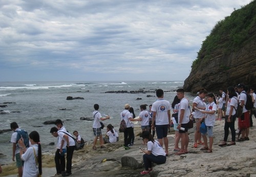 Các đại biểu thanh niên kiều bào tham dự Trại hè Việt Nam 2014 thăm đảo Lý Sơn - ảnh 5