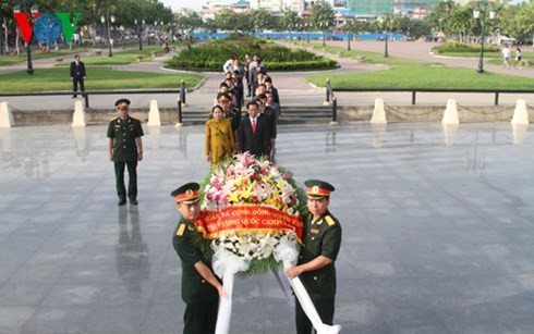 Dâng hoa tại Đài tưởng niệm Quân tình nguyện Việt Nam ở Campuchia - ảnh 1