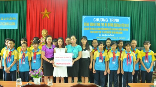 Hội Người Việt Nam tại TP Voronezh (Liên Bang Nga) tặng BHYT cho học sinh Quảng Ninh - ảnh 1