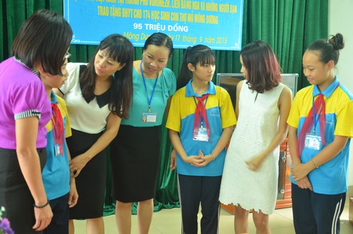 Hội Người Việt Nam tại TP Voronezh (Liên Bang Nga) tặng BHYT cho học sinh Quảng Ninh - ảnh 2