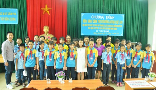 Hội Người Việt Nam tại TP Voronezh (Liên Bang Nga) tặng BHYT cho học sinh Quảng Ninh - ảnh 3