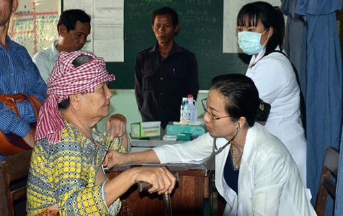 Khám bệnh miễn phí cho hơn 1.000 Việt kiều và dân nghèo Campuchia - ảnh 1