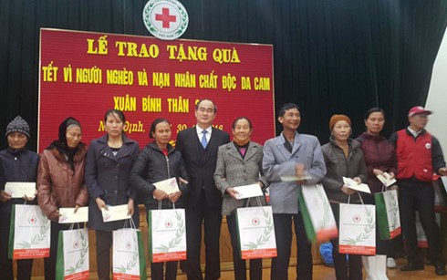 Chủ tịch Ủy ban Trung ương MTTQ Việt Nam Nguyễn Thiện Nhân thăm, tặng quà Tết tại Nam Định - ảnh 1