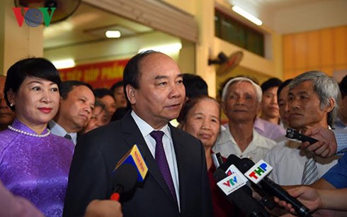 Thủ tướng Nguyễn Xuân Phúc bỏ phiếu bầu cử tại Vĩnh Bảo, Hải Phòng - ảnh 2