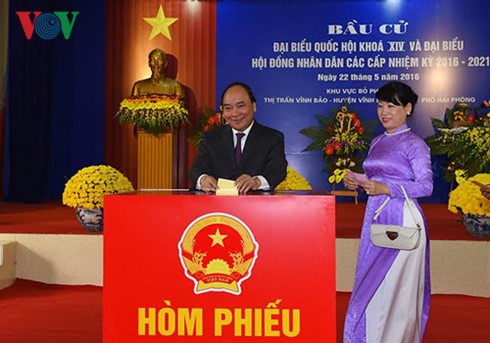 Thủ tướng Nguyễn Xuân Phúc bỏ phiếu bầu cử tại Vĩnh Bảo, Hải Phòng - ảnh 1