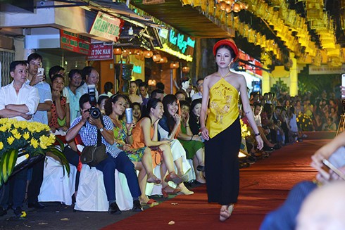 Trình diễn áo dài dân tộc chào mừng ngày Di sản Văn hóa Việt Nam 2016 - ảnh 2