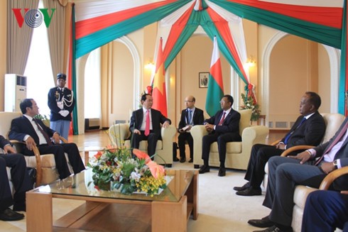 Chủ tịch nước Trần Đại Quang hội đàm với Tổng thống Madagascar Hery Rajaonarimampianina - ảnh 1