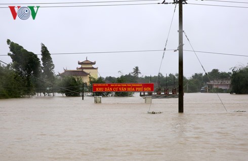 Hôm nay, dự báo lũ xuống nhưng các tỉnh miền Trung vẫn ngập lụt sâu - ảnh 1