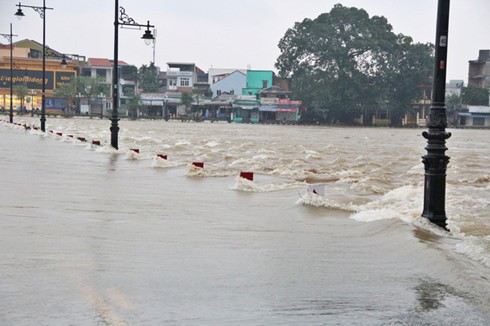 5 đợt mưa lũ liên tiếp trong hơn 1 tháng gây thiệt hại nặng nề cho người dân các tỉnh miền Trung - ảnh 1