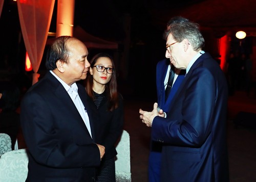 Thủ tướng Nguyễn Xuân Phúc gặp mặt các doanh nhân quốc tế tại Văn Miếu Quốc Tử giám - ảnh 1