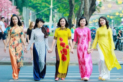Áo dài: nét đẹp ở công sở thành phố Hồ Chí Minh - ảnh 1