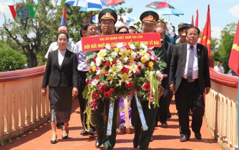 Cộng đồng người Việt Nam tại Lào dâng hương viếng Chủ tịch Hồ Chí Minh - ảnh 1