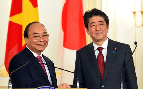 Thủ tướng Chính phủ Việt Nam Nguyễn Xuân Phúc và Thủ tướng Nhật Bản Shinzo Abe họp báo - ảnh 1