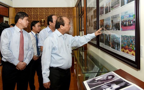 Thủ tướng Nguyễn Xuân Phúc dâng hương tại Khu di tích lịch sử lưu niệm Trung đoàn 52 Tây Tiến - ảnh 1