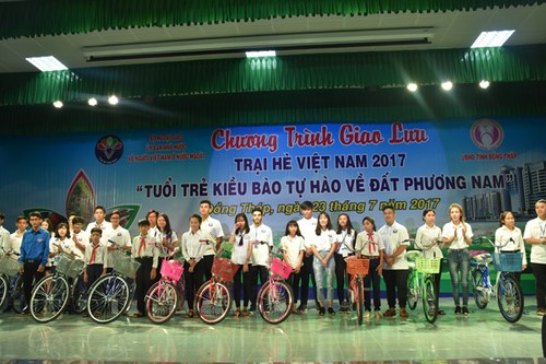 Đại biểu trại hè Việt Nam giao lưu với thanh niên tỉnh Đồng Tháp - ảnh 1