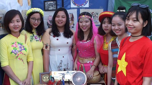  Sinh viên Việt Nam giới thiệu văn hóa dân tộc nhân kỷ niệm  428 năm Thành phố Volgograd - ảnh 4