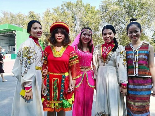  Sinh viên Việt Nam giới thiệu văn hóa dân tộc nhân kỷ niệm  428 năm Thành phố Volgograd - ảnh 7