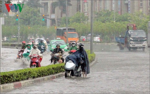 Áp thấp nhiệt đới gây mưa dông ở nhiều nơi, đề phòng ngập lụt - ảnh 2