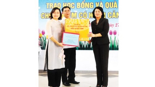   Phó Chủ tịch nước Đặng Thị Ngọc Thịnh trao học bổng và tặng quà Trung thu tại Huế - ảnh 1