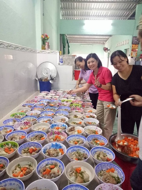  Hội từ thiện Đồng hương Việt - Đài tặng suất ăn cho trẻ em mồ côi và người khuyết tật - ảnh 1
