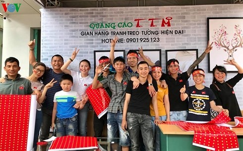 Phát cờ Tổ quốc miễn phí cho người hâm mộ U23 Việt Nam ở Gia Lai - ảnh 1