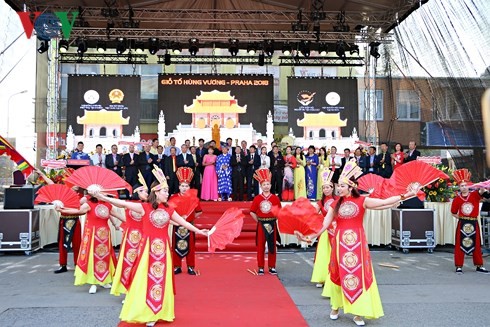 Người Việt tại Séc long trọng tổ chức lễ giỗ Tổ Hùng Vương - ảnh 10
