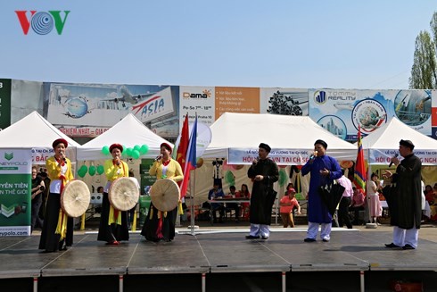 Người Việt tại Séc long trọng tổ chức lễ giỗ Tổ Hùng Vương - ảnh 2
