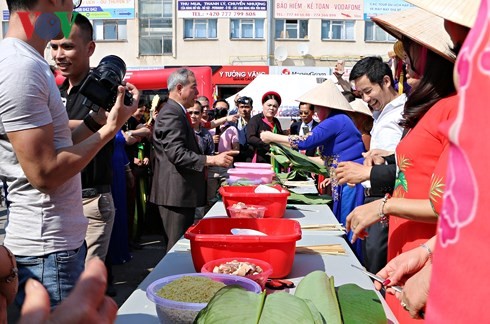 Người Việt tại Séc long trọng tổ chức lễ giỗ Tổ Hùng Vương - ảnh 3